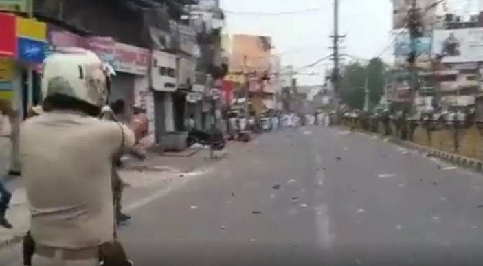 Hindistan'da göstericilerin üzerine ateş açıldı