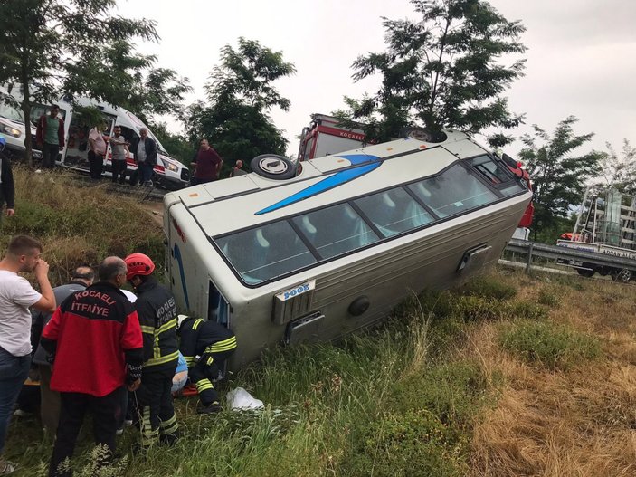 Kocaeli'de geziye giden midibüs şarampole uçtu: 17 yaralı