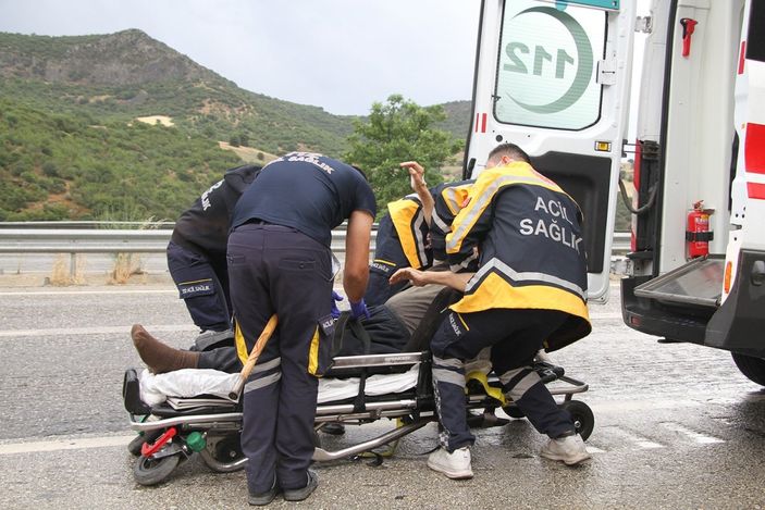 Manisa'da yağışlı havada kontrolden çıkan otomobil takla attı