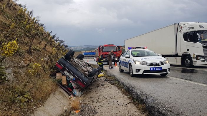 Manisa'da yağışlı havada kontrolden çıkan otomobil takla attı