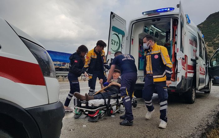 Manisa'da yağışlı havada kontrolden çıkan otomobil takla attı