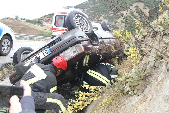 Manisa'da yağışlı havada kontrolden çıkan otomobil takla attı