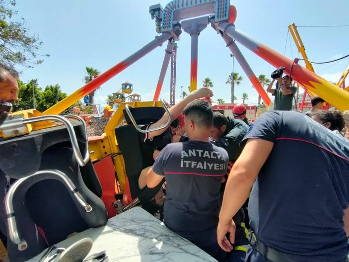 Antalya’da lunaparkta salıncak koptu, 3 çocuk yaralandı