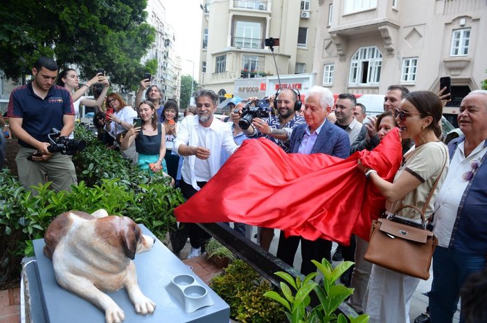 CHP'li Şişli Belediyesi sokak köpeğinin heykelini dikti