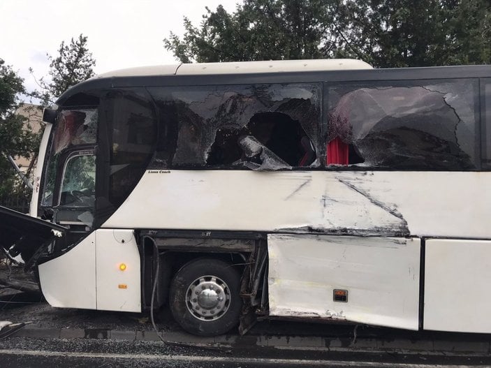 Üsküdar'da feci kaza: İETT otobüsü ile 2 tur otobüsü çarpıştı
