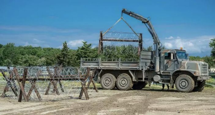 Yunanistan, Meriç Nehri kıyısına hendek kazıyor