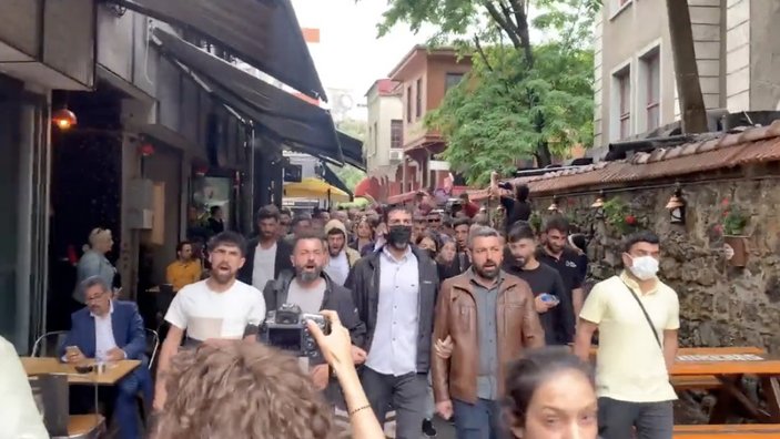 Kadıköy'de Öcalan'a destek için yürüyenlere operasyon