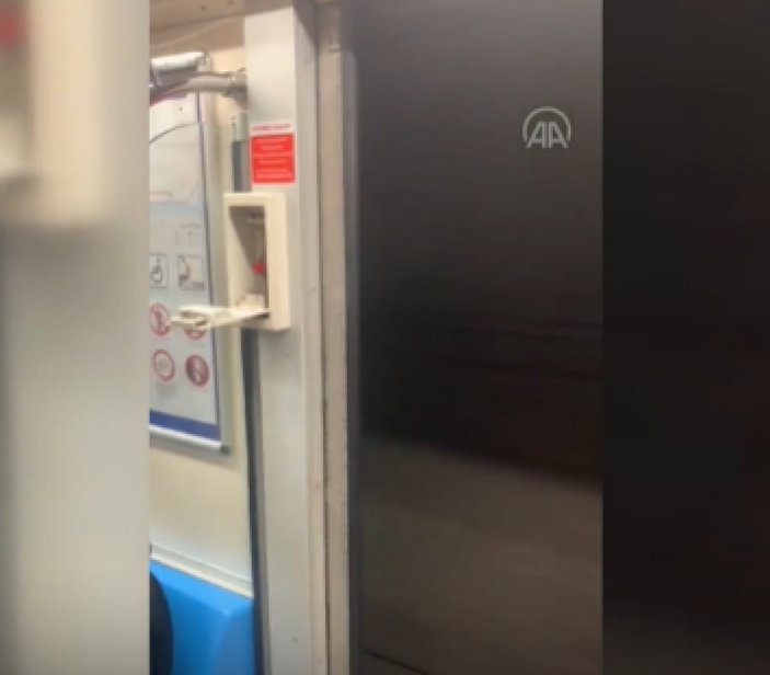 İstanbul'da metro kapısı açık seyahat etti