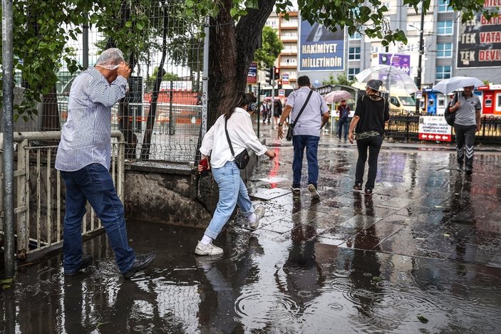 İstanbul'da sağanak yağış başladı