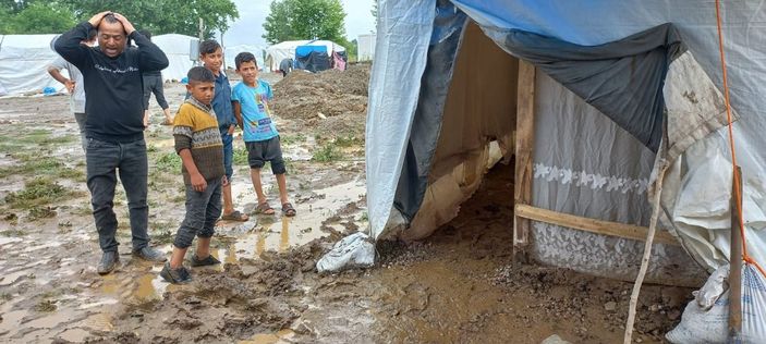 Bursa 500 işçinin kaldığı çadır kent sular altında kaldı