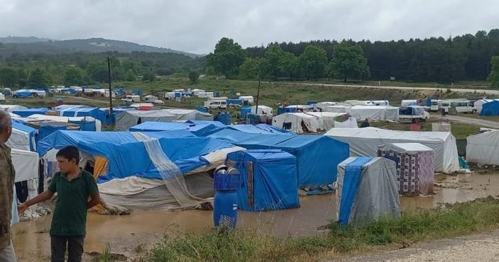 Bursa 500 işçinin kaldığı çadır kent sular altında kaldı