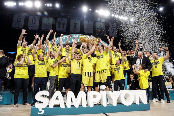 a Anadolu Efes'i 3-1 yenen Fenerbahçe, Basketbol Süper Ligi şampiyonu