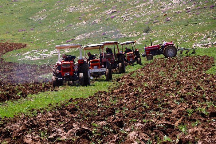 Bayburt'ta 35 yıllık atıl topraklar yeniden tarıma açıldı