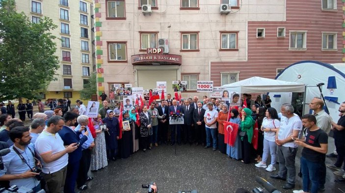 Dışişleri Bakanı Mevlüt Çavuşoğlu, Diyarbakır Annelerini ziyaret etti