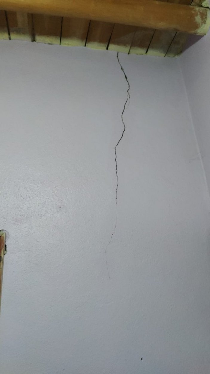 Van'daki depremde bazı evlerin duvarları hasar gördü