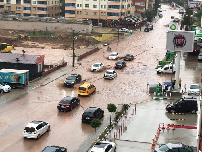 Gümüşhane'de şiddetli yağış nedeniyle caddeler göl oldu