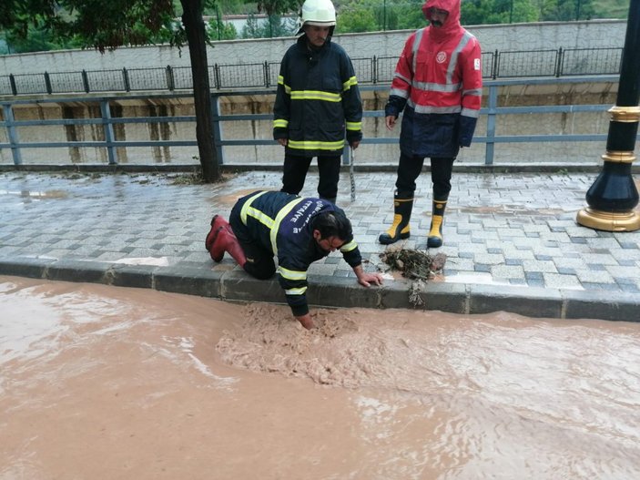 Gümüşhane'de şiddetli yağış nedeniyle caddeler göl oldu