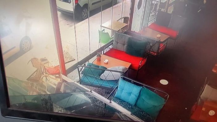 Esenyurt’ta polisten kaçan ehliyetsiz sürücü kafeye girdi