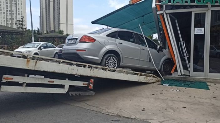 Esenyurt’ta polisten kaçan ehliyetsiz sürücü kafeye girdi