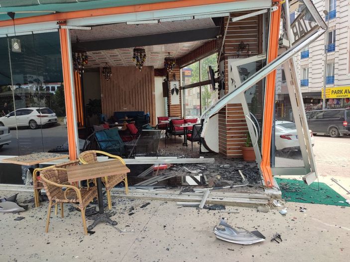 Esenyurt’ta polisten kaçan ehliyetsiz sürücü kafeye girdi