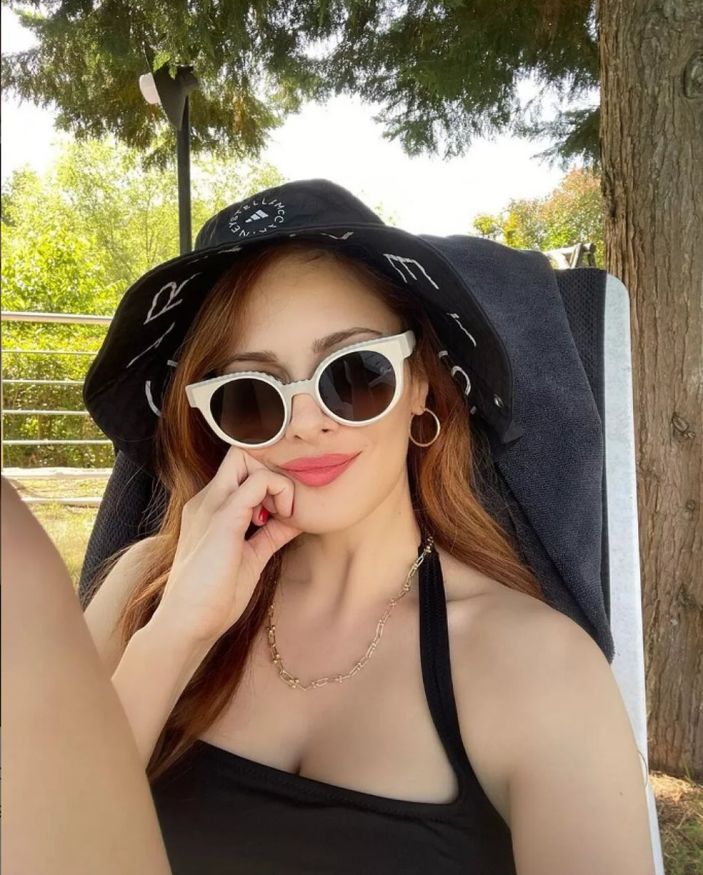 Mine Tugay mayosuyla güneşlendi, sosyal medya yıkıldı! 'Sen varken güneşe gerek yok güzelim'