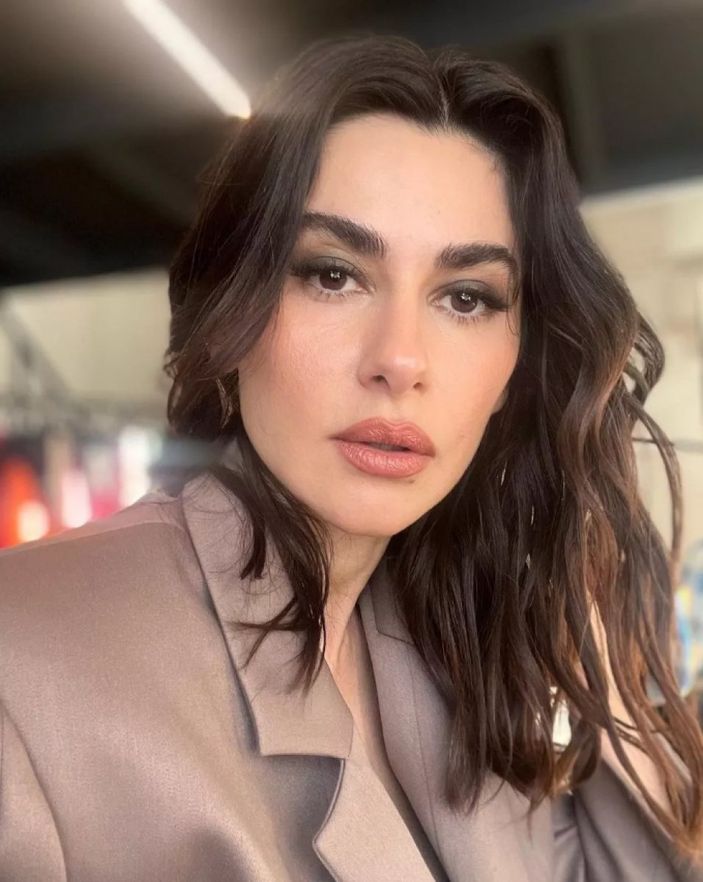 Yasak Elma'nın yılan Şahika'sı minicik beyaz elbisesiyle akıl aldı!