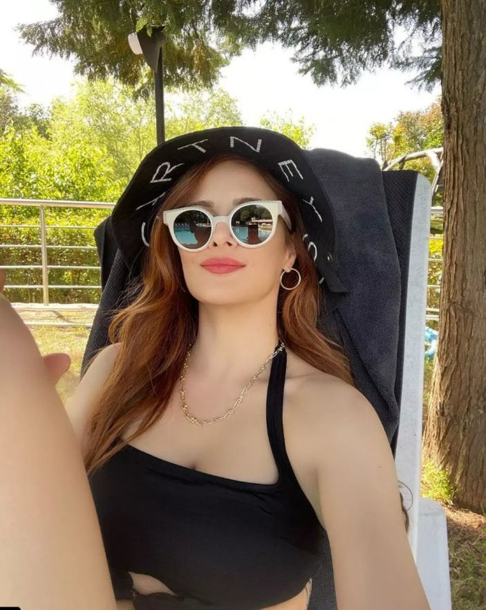 Mine Tugay mayosuyla güneşlendi, sosyal medya yıkıldı! 'Sen varken güneşe gerek yok güzelim'