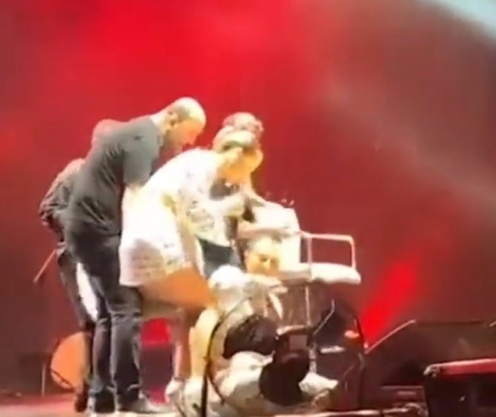 Serdar Ortaç, konser sırasında sahnede düştü
