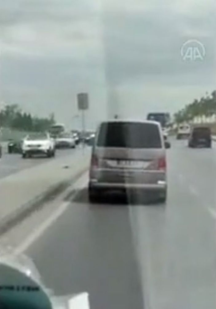 Arnavutköy’de siren çalan ambulansa yol vermedi