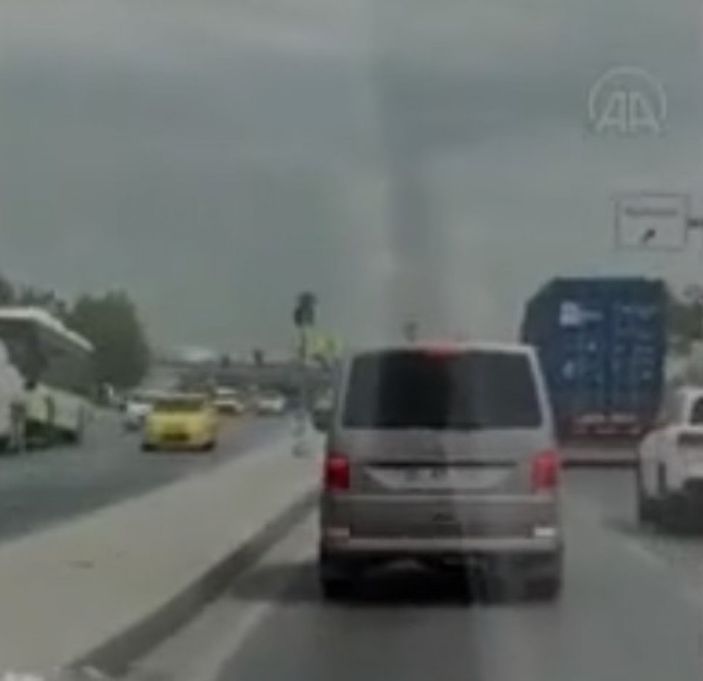 Arnavutköy’de siren çalan ambulansa yol vermedi