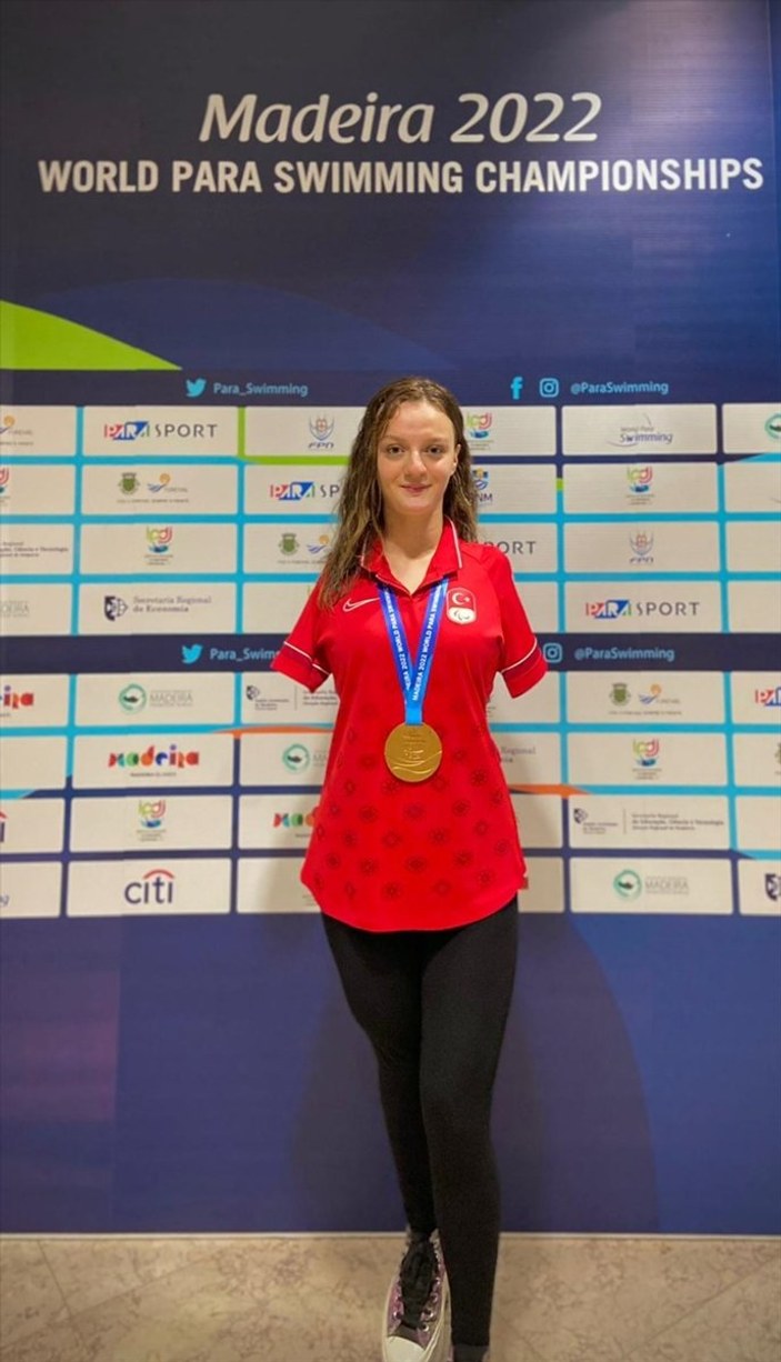 Para milli yüzücü Sümeyye Boyacı dünya şampiyonu