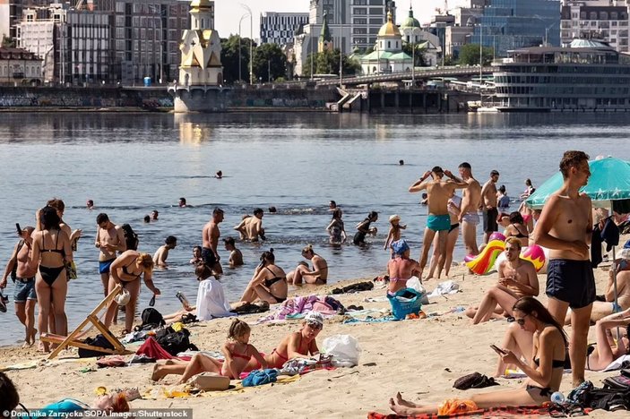 Ukraynalılar plajlara akın etti