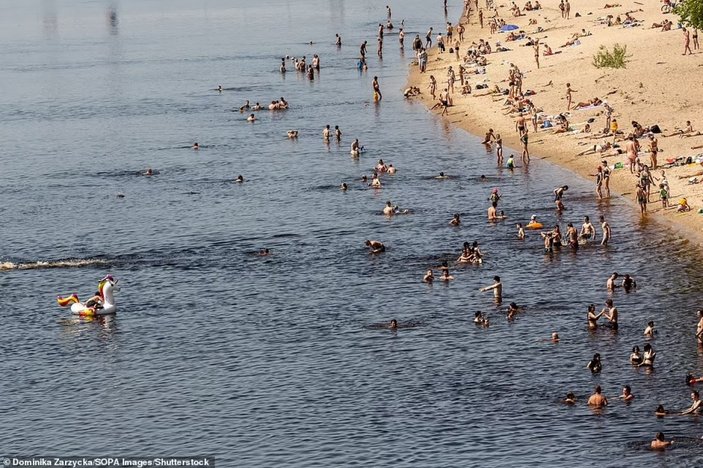 Ukraynalılar plajlara akın etti