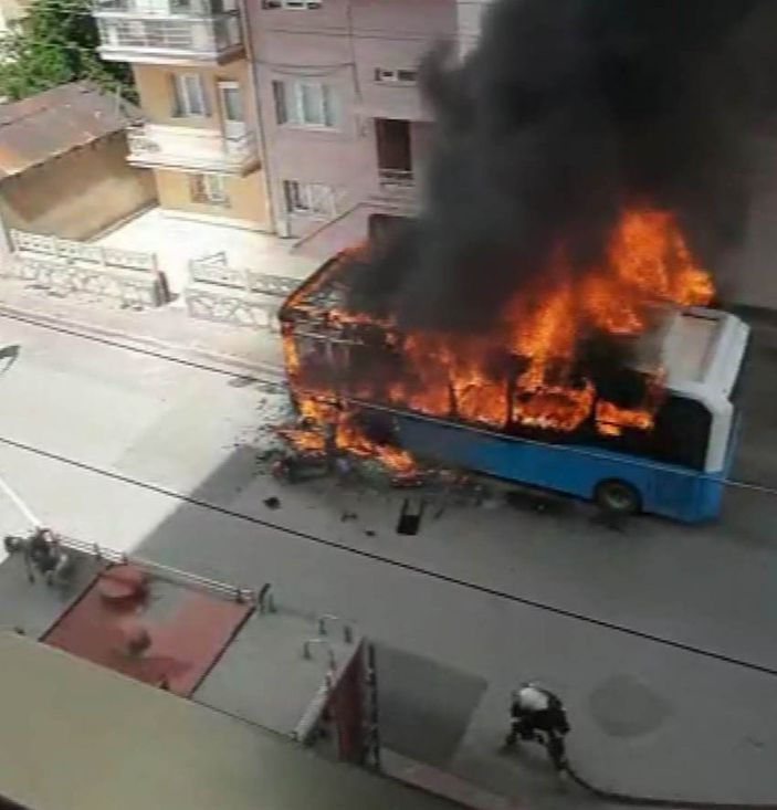 i Sivas'ta otobüs cayır cayır yandı