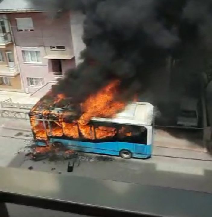 i Sivas'ta otobüs cayır cayır yandı