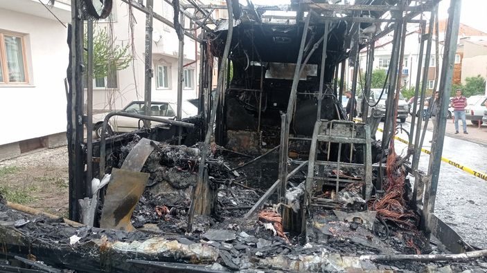 i Sivas'ta otobüs cayır cayır yandı