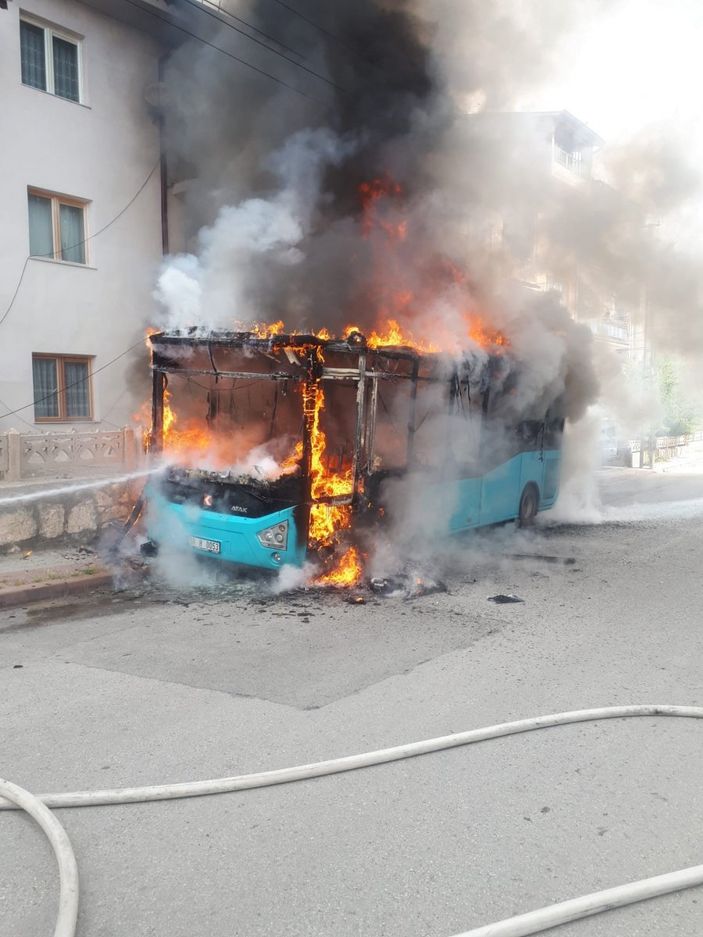 i Sivas'ta otobüs cayır cayır yandı