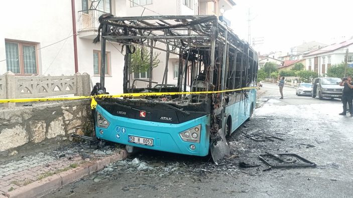 i Sivas'ta otobüs cayır cayır yandı