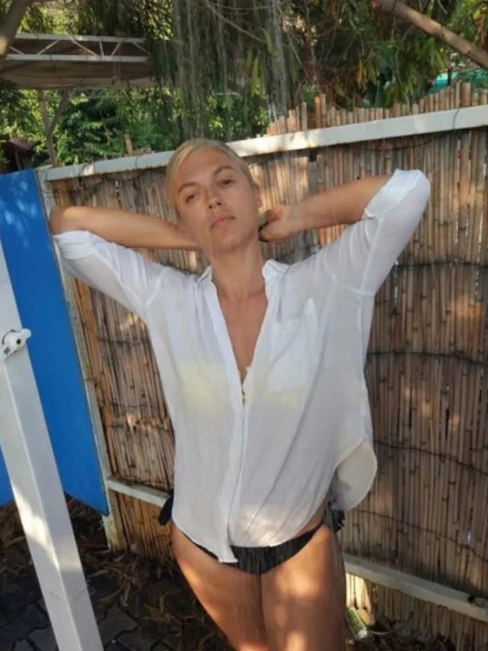 Hayat Bilgisi'nin Barbie Gamze'si çimlere uzandı, yetmedi siyah bikinisiyle şov yaptı! 'Yaş 38 ama 20'liksin'