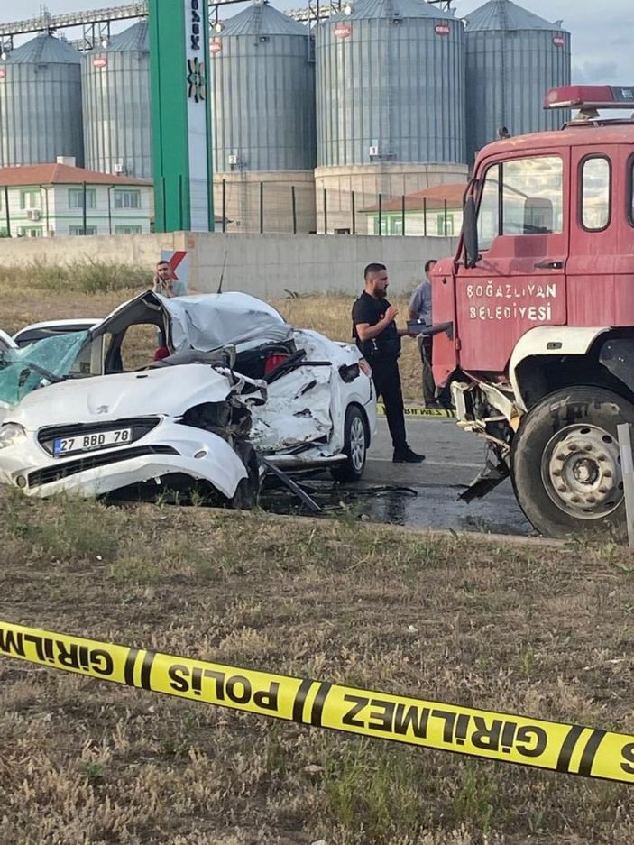 Yozgat’ta itfaiye aracı otomobile yandan çarptı: 3 ölü