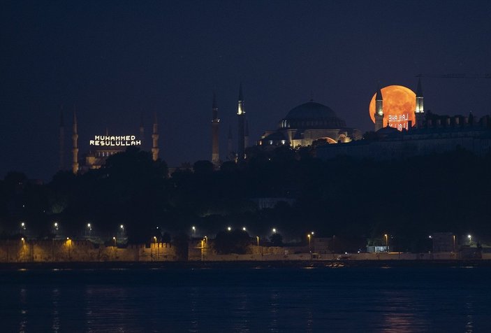Süper Ay'ın İstanbul manzarasıyla birleşimi büyüledi