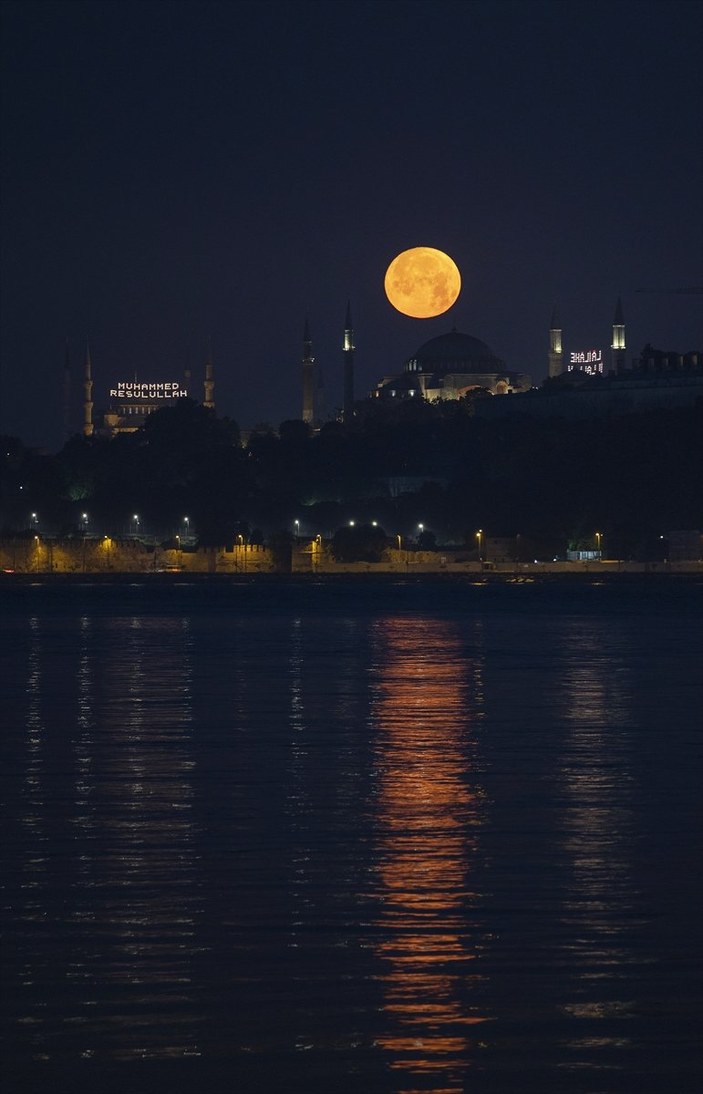 Süper Ay'ın İstanbul manzarasıyla birleşimi büyüledi