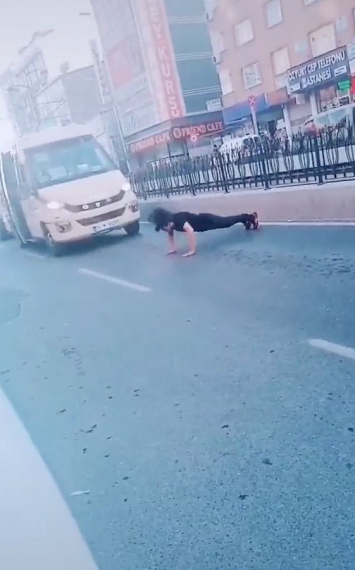 İstanbul'da trafiği durdururak şınav çeken şahıs yakalandı