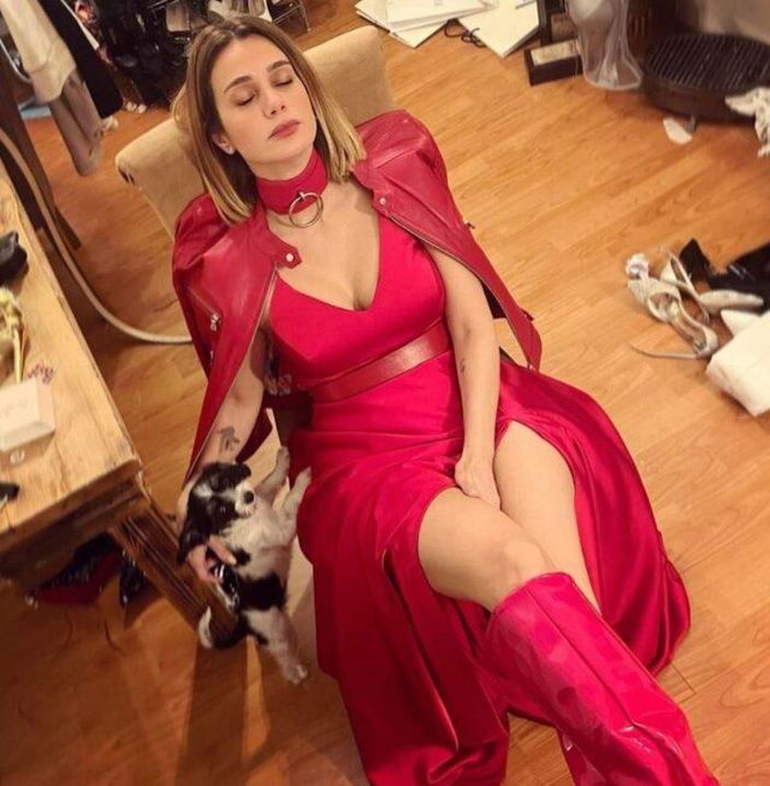 Kurtlar Vadisi'nin Savcı Leyla'sı fiziği ve deniz gözleriyle mest etti! 'Savcım çok fenasın'