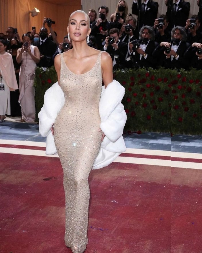 Kim Kardashian, Marilyn Monroe elbisesine zarar verdi