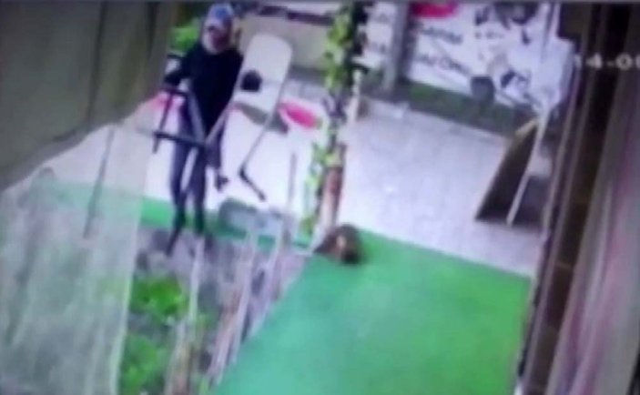 Esenyurt'taki kadın kılığında hırsızlık kamerada