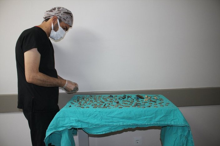 Van’da midesinden 233 parça yabancı cisim çıkarılan hasta