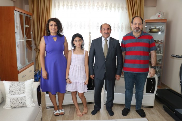 Malatya'da evlatlık aldığı kızı öz çocuklarından ayırmıyor