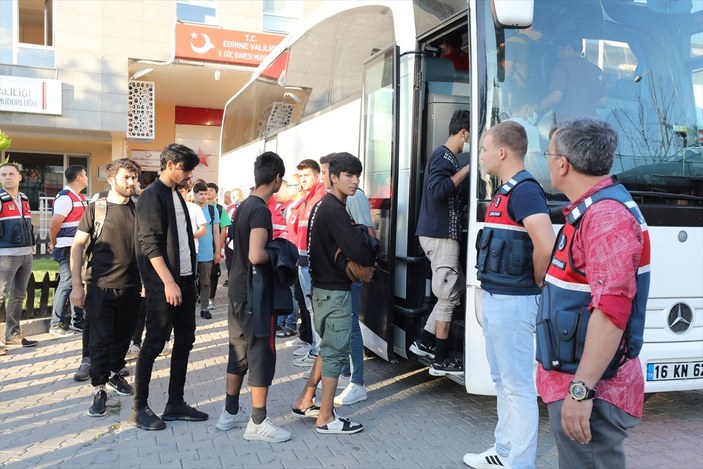 209 Afgan sınır dışı edilmek üzere Edirne'den İstanbul'a gönderildi