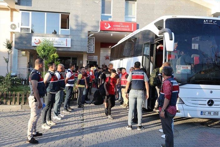 209 Afgan sınır dışı edilmek üzere Edirne'den İstanbul'a gönderildi